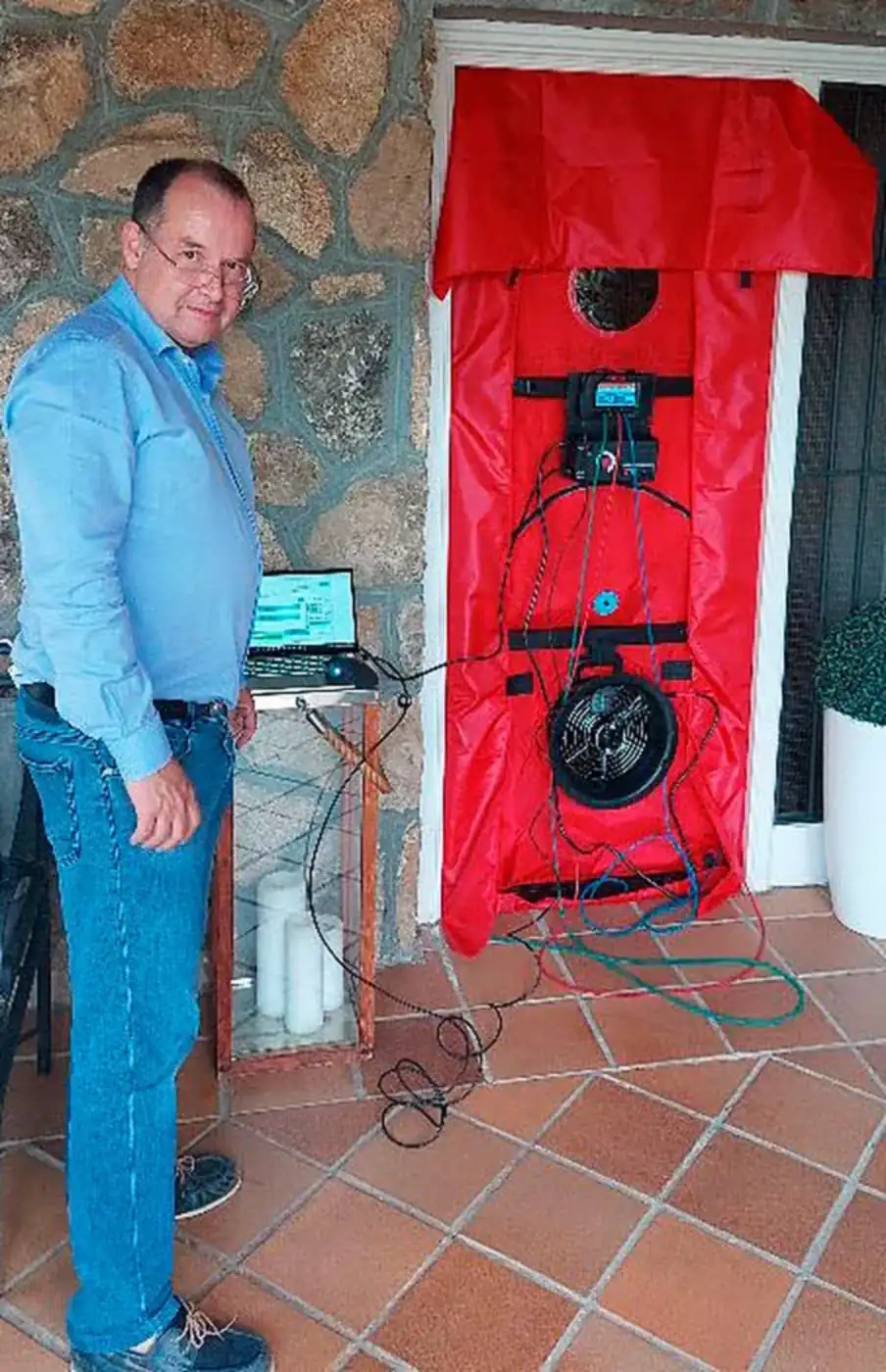 Técnico especialista realizando ensayo de estanqueidad con equipo Minneapolis BlowerDoor